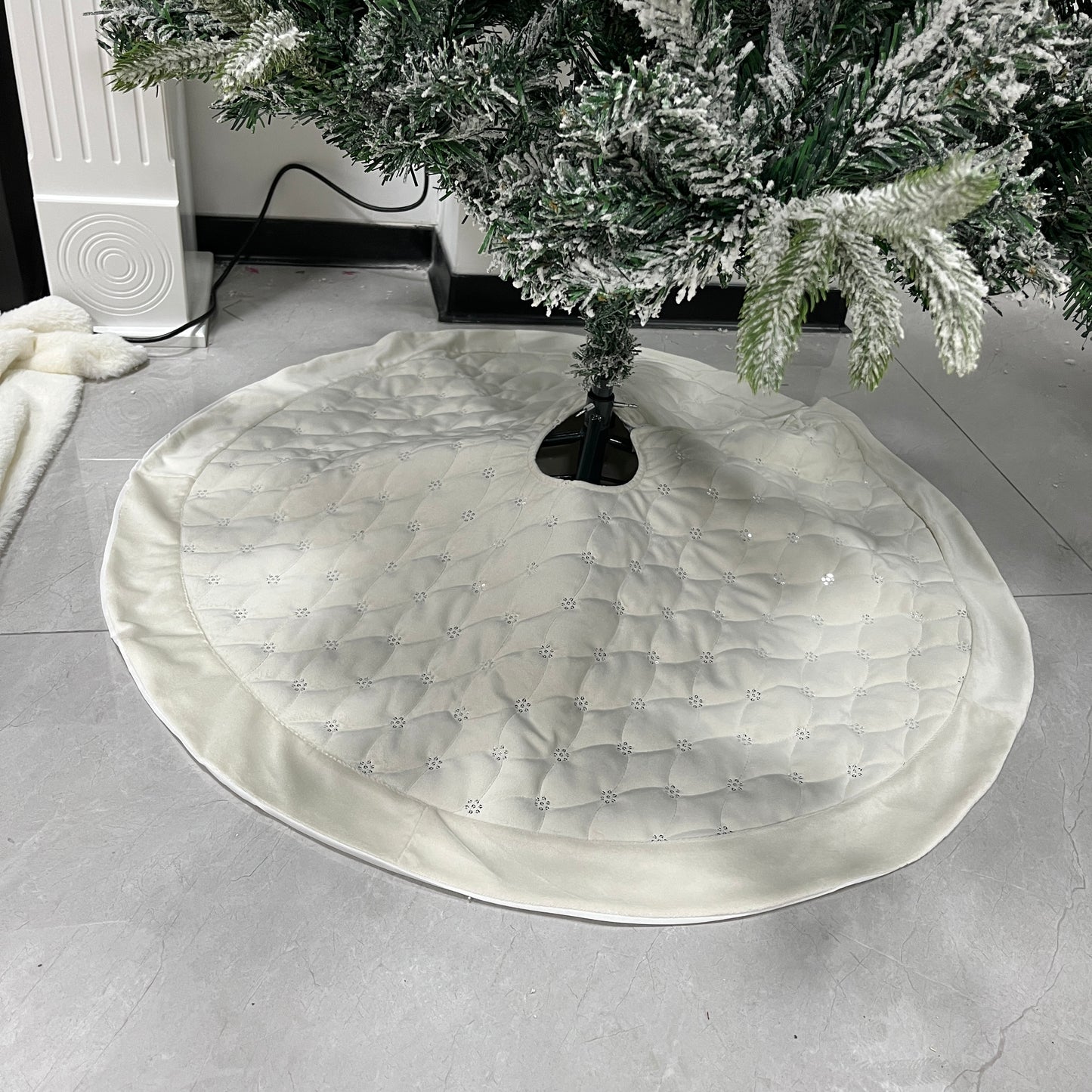 36"Velvet checked tree skirt, white