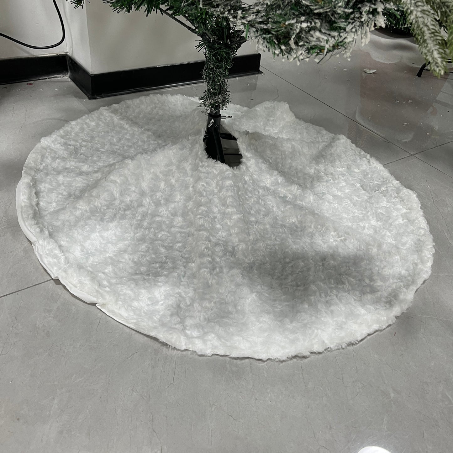 36"Faux fur tree skirt with rose pattern, white