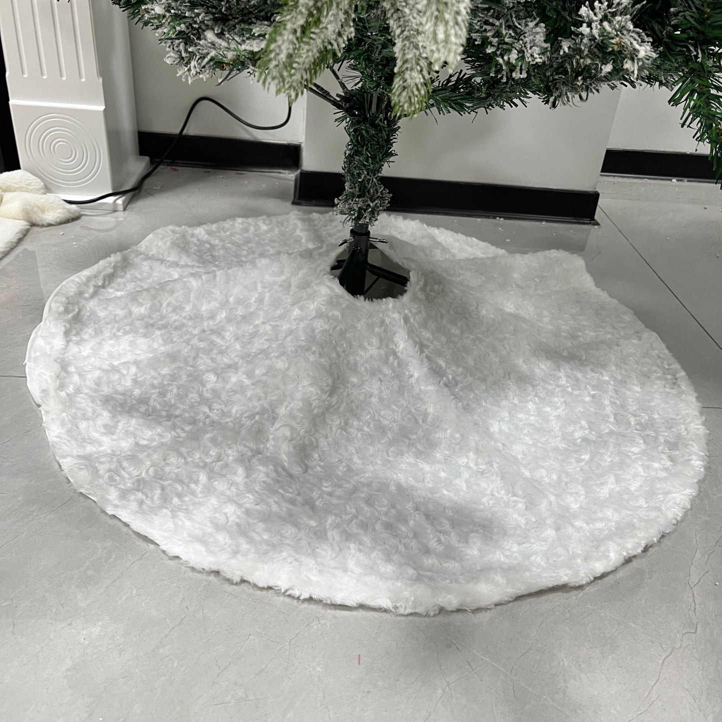 36"Faux fur tree skirt with rose pattern, white