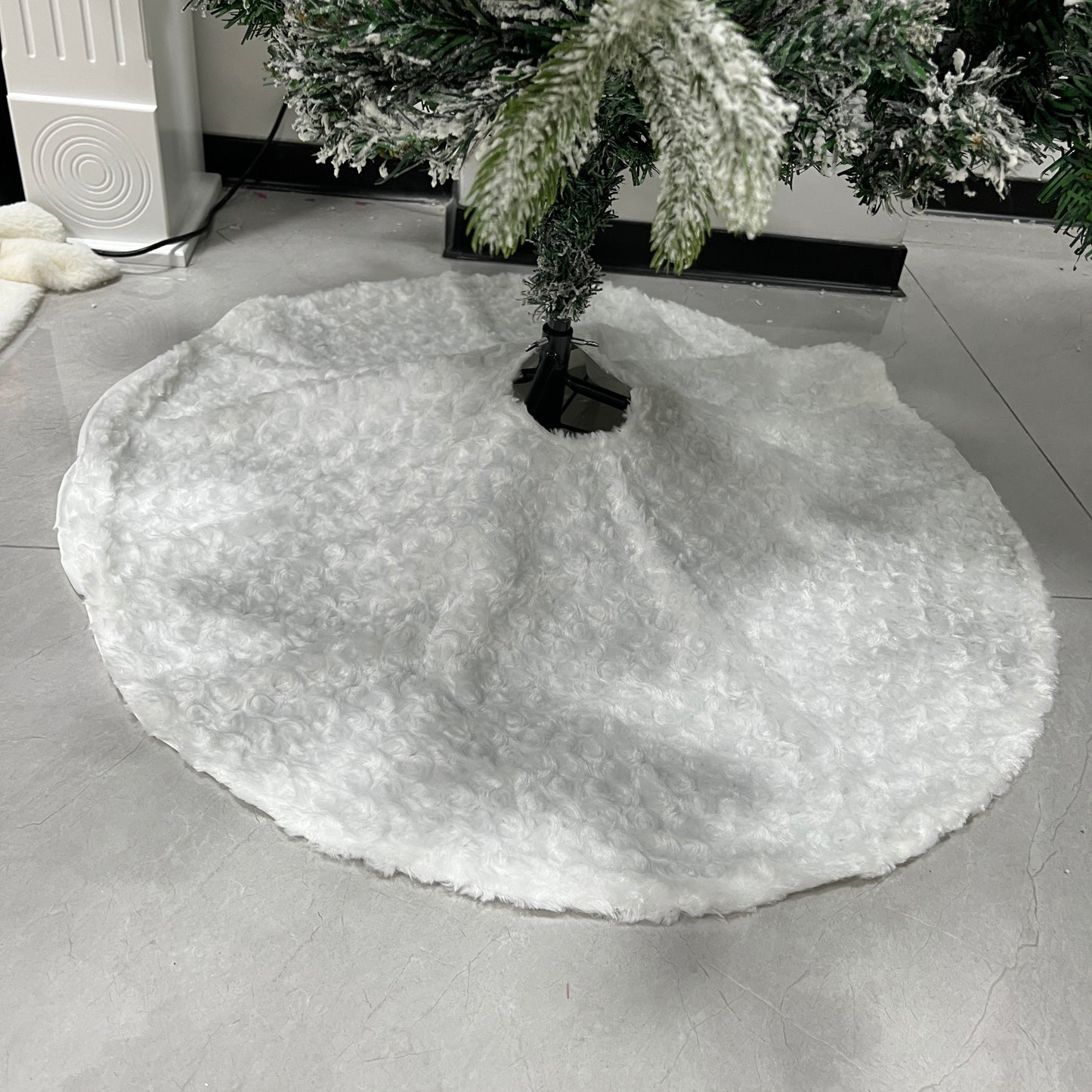 36"Faux fur tree skirt with rose pattern, white