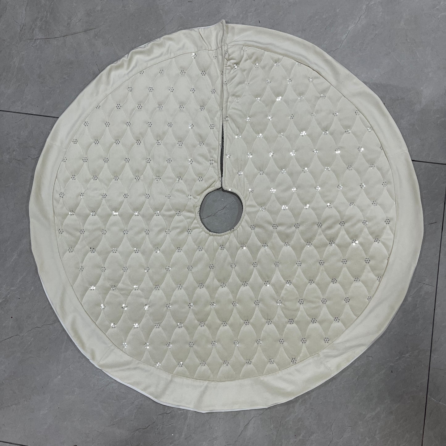 36"Velvet checked tree skirt, white