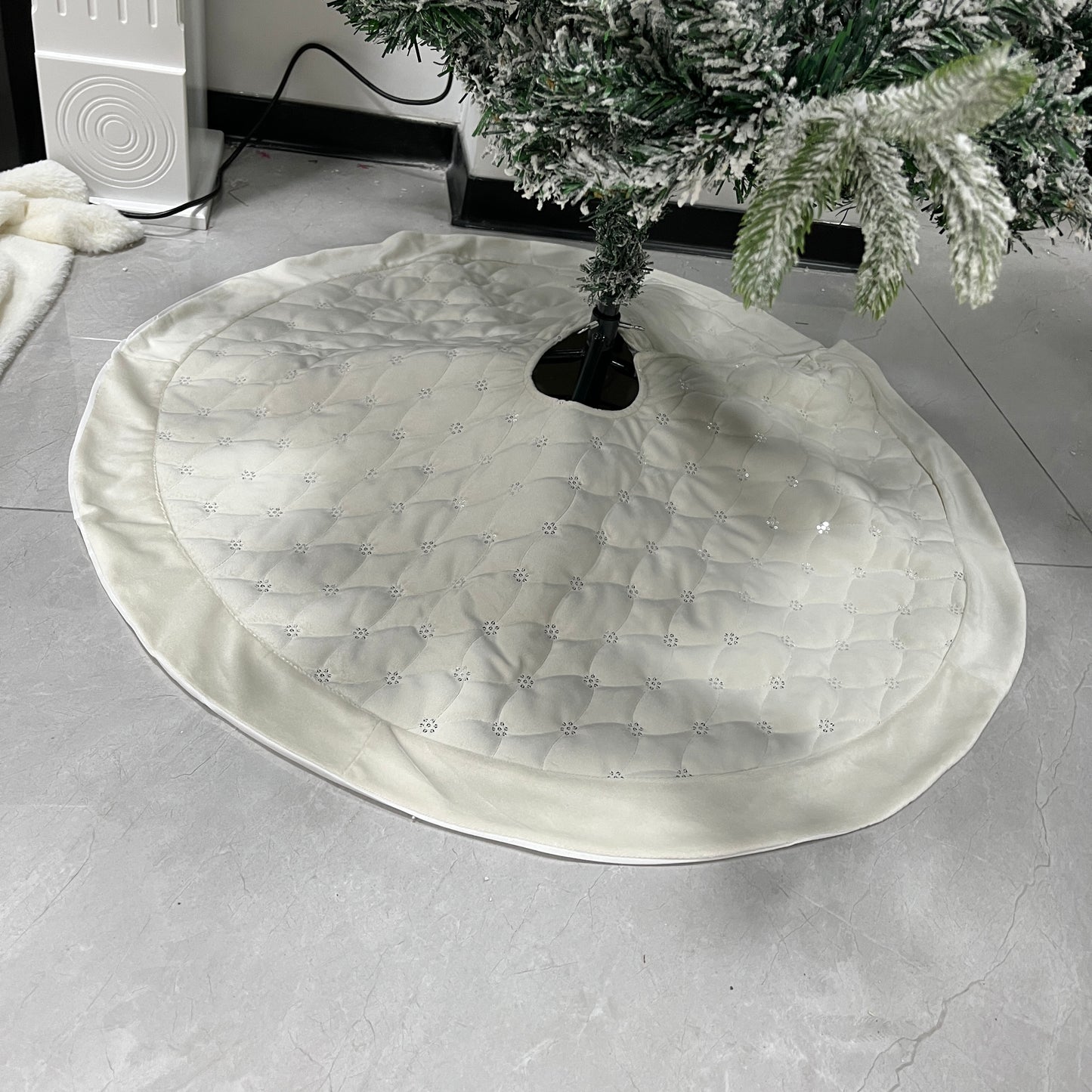 36"Velvet checked tree skirt, white