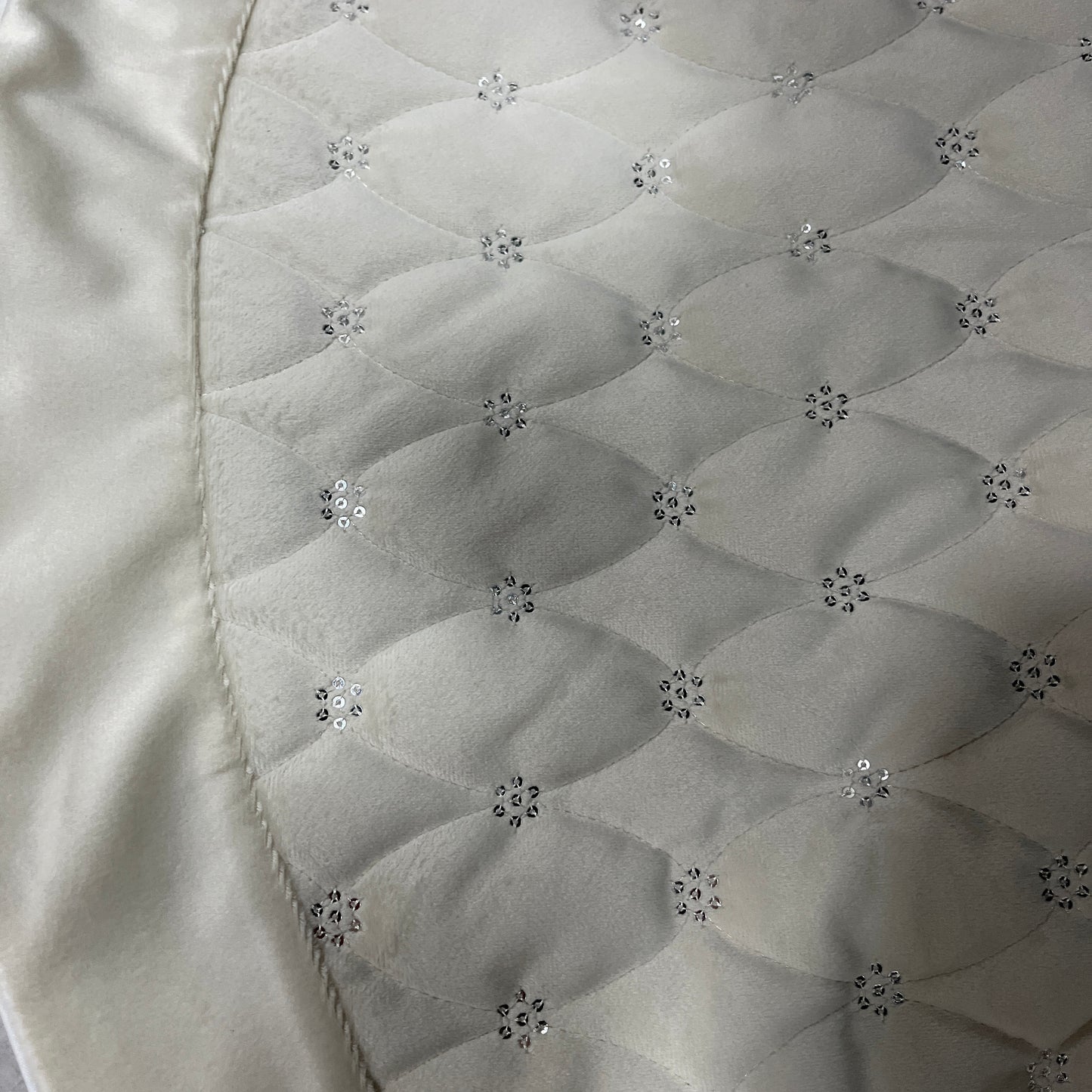 36"Velvet checked tree skirt, white