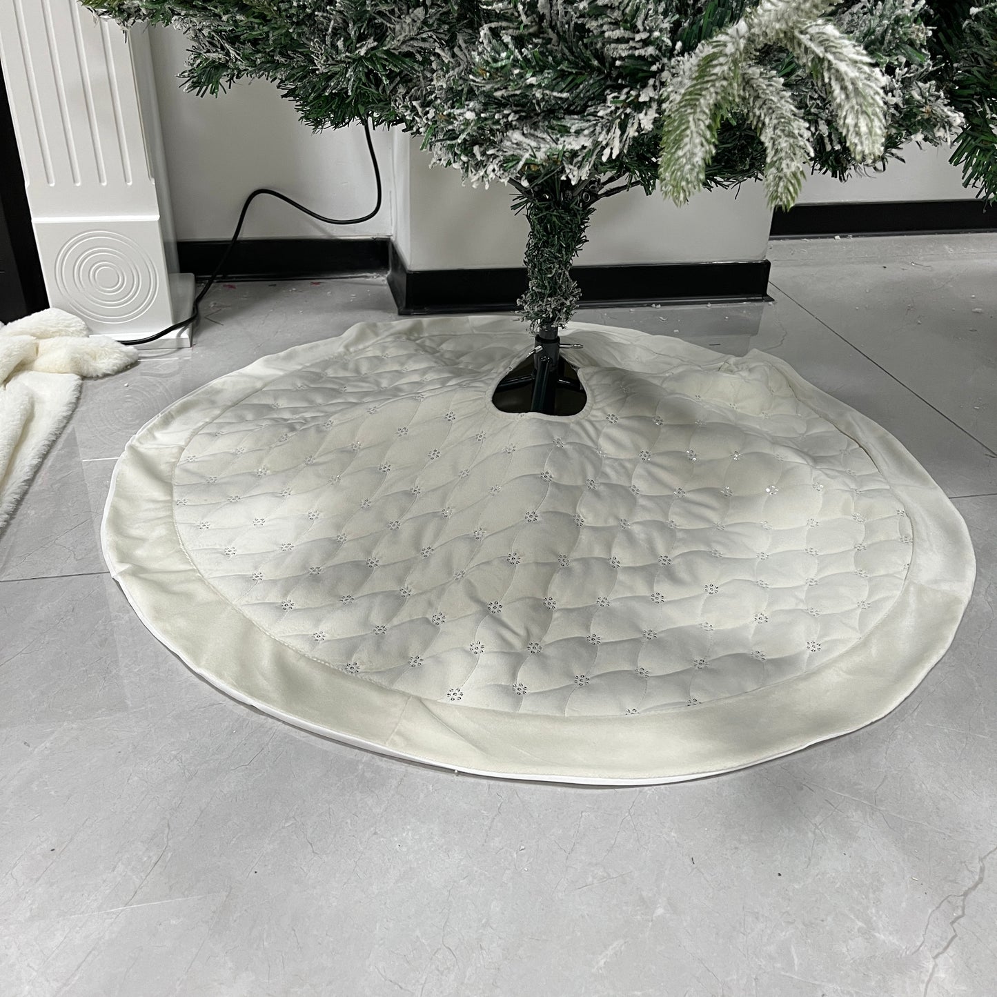 36"Velvet checked tree skirt, white